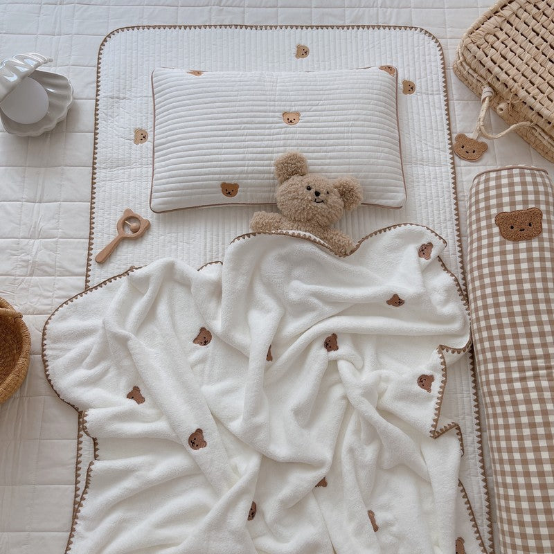 Unisex cuddly blanket with sweet bear motifs Stornfield