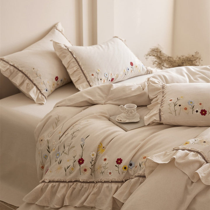 Bedding set made of cotton-linen with floral embroidery and ruffle edge