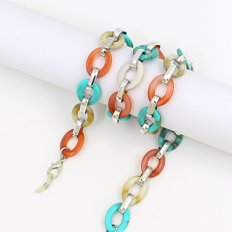 Elegant Chain Eyewear Holder Stornfield