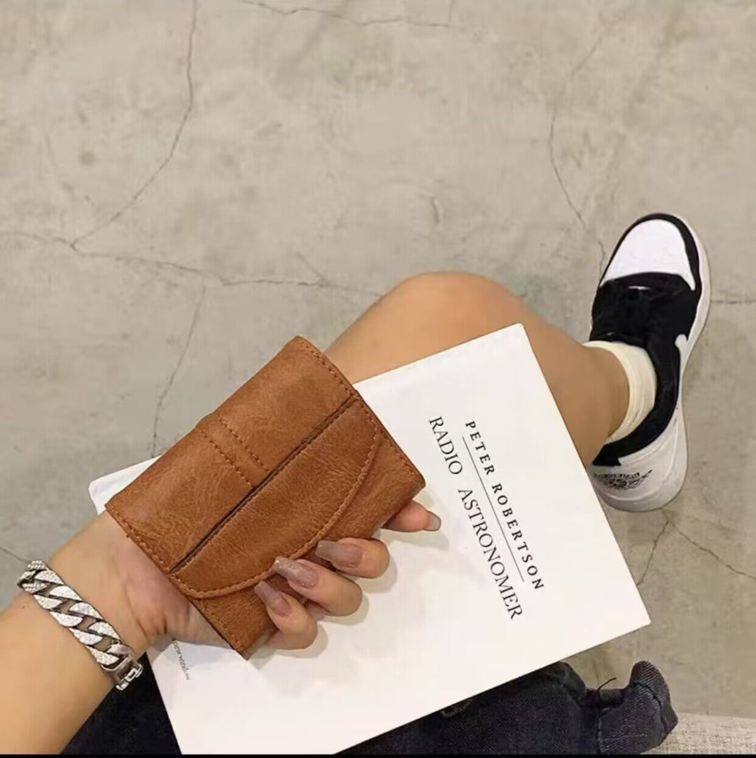 Compact Leather Cardholder with Magnetic Closure