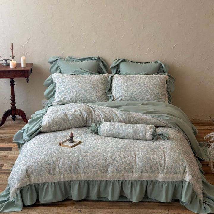 Vintage floral bedding set with ruffled bed skirt and lace trim