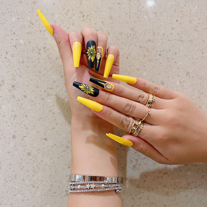 Artificial nail set with glamorous 3D decorations and detailed flower illustration Stornfield
