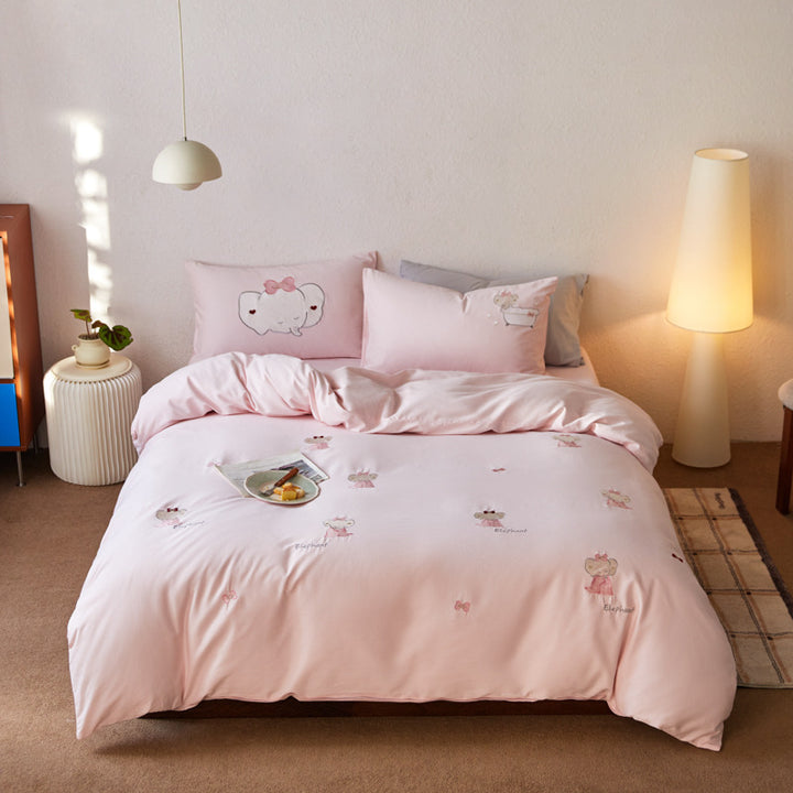 Children's bedding set with embroidered elephant motifs and soft cotton satin
