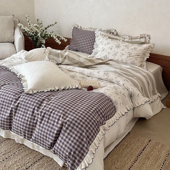 Patchwork bed set in vintage country style with ruffle and lace edge