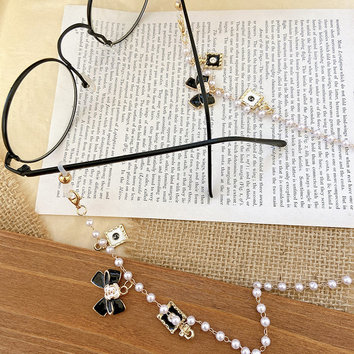 Fashionable glasses holder chain with pearls and pendants Stornfield