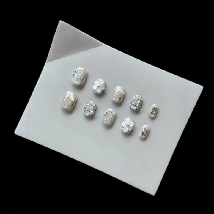Elegant Press-On Nail Art Set with Sparkling Flower Designs