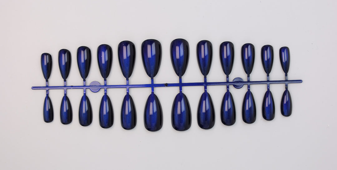 Artificial nail set with shimmering designs Stornfield