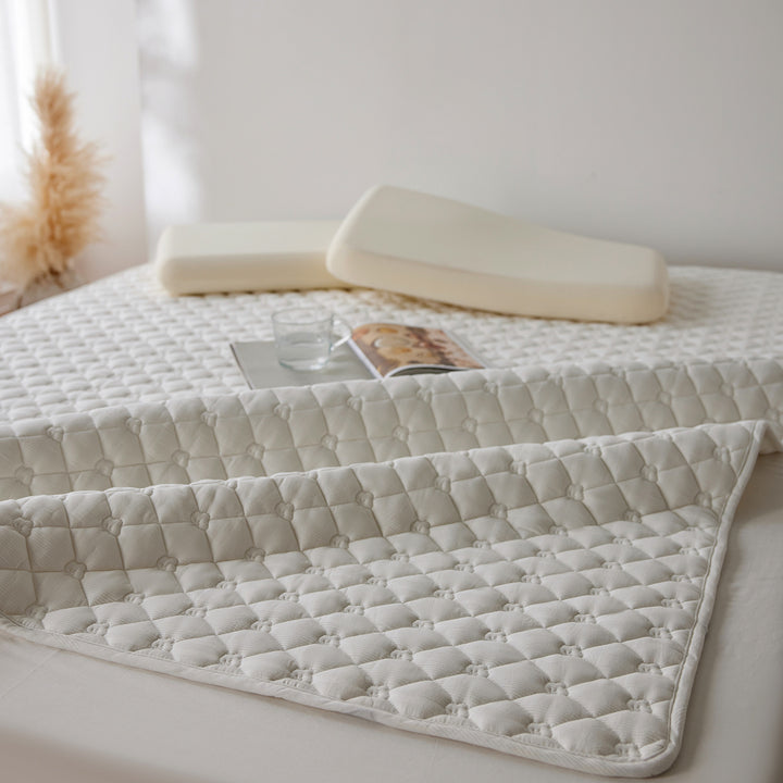 Quilted thermoregulating mattress topper with 3D quilting and non-slip underside