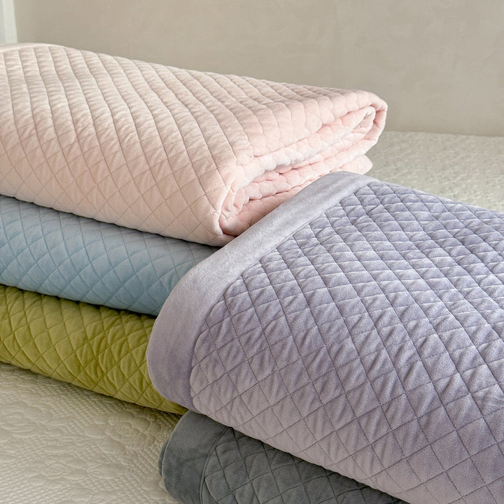 Diamond-Quilted Bedspread and Pillow Sham Set