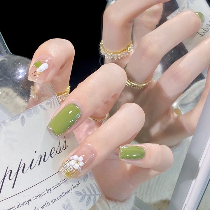 Artificial nail set with elegant handcrafted designs Stornfield