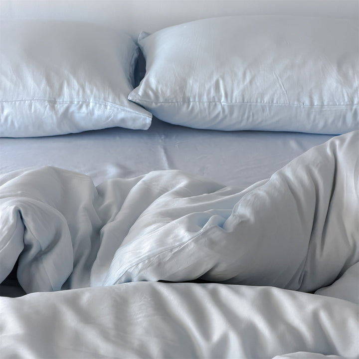 Bedding set with voluminous bed skirt and soft satin finish