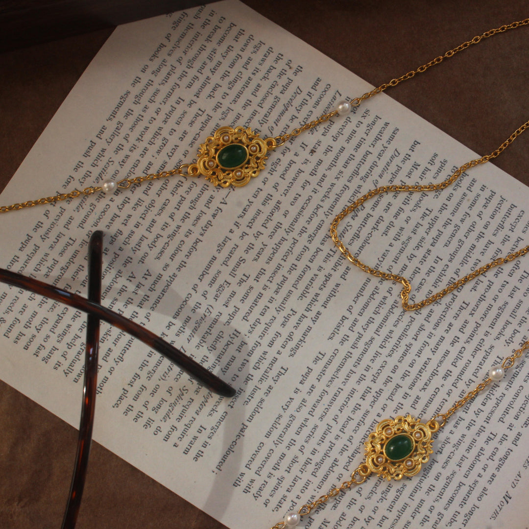 Elegant jewelry display chain with pearls and green stone decoration Stornfield