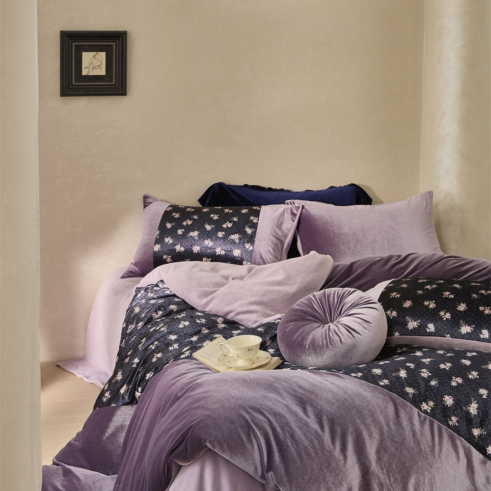 Luxurious velvet bedding set with floral pattern, reversible function and decorative pillow