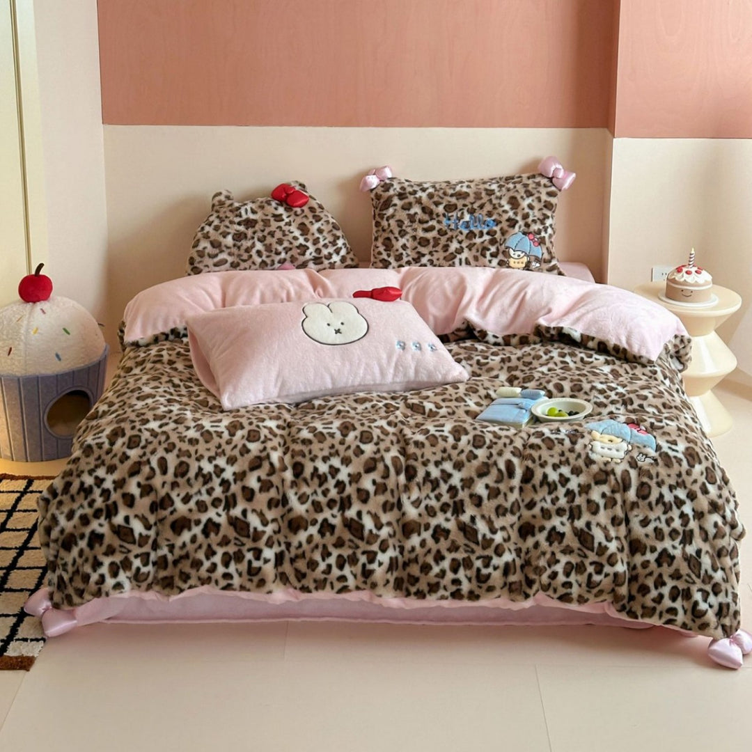 Reversible plush bedding set with leopard pattern and embroidered car appliqués