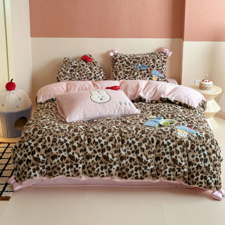 Reversible plush bedding set with leopard pattern and embroidered car appliqués