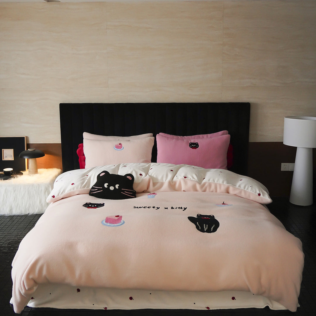Quilted fleece bedding set with dog motifs and paw embroidery.