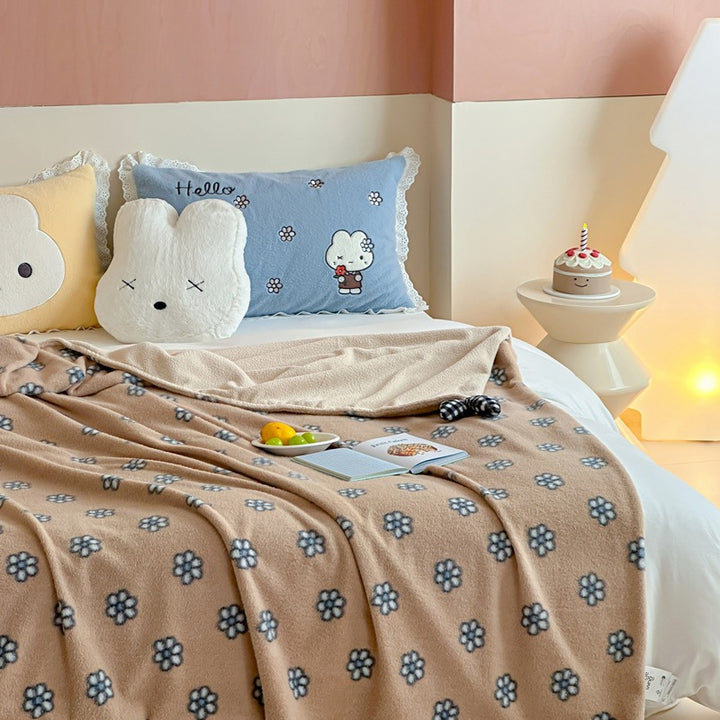 Reversible cuddly blanket made of teddy fleece and microfleece with floral pattern and fastening straps