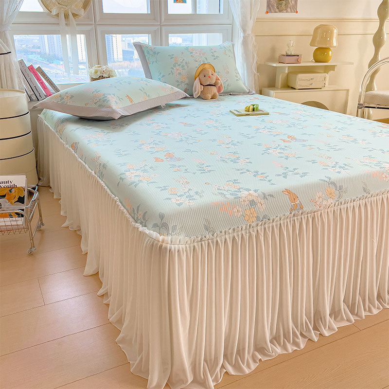 Women's elegant and decorative bedding throw set with cheerful floral pattern Stornfield