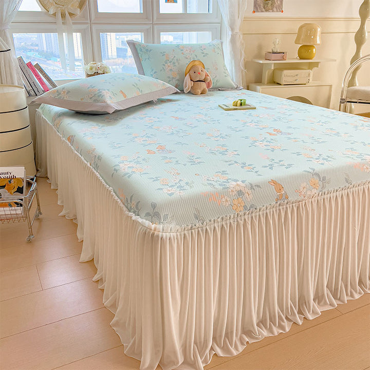 Women's elegant and decorative bedding throw set with cheerful floral pattern Stornfield