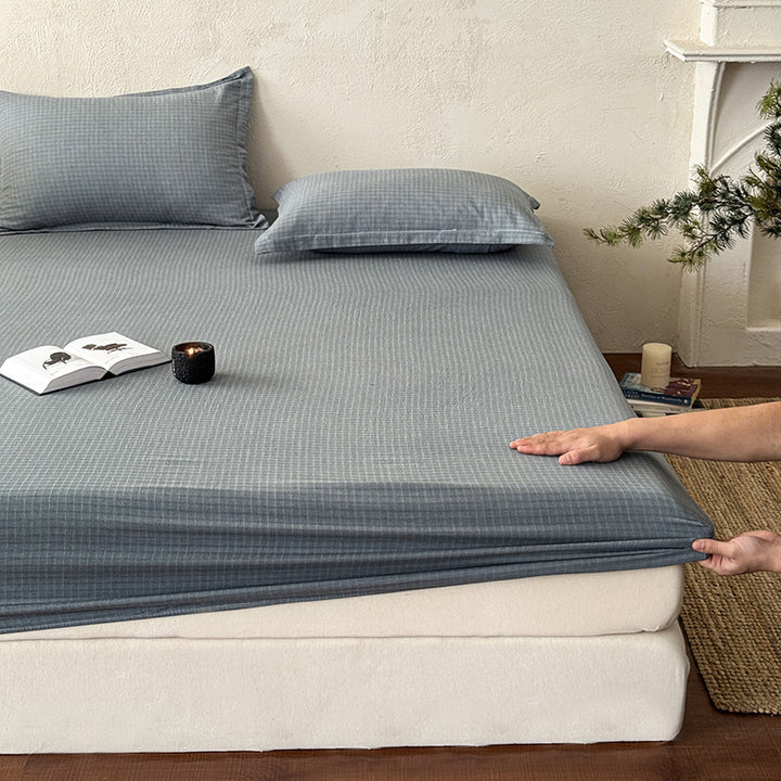 Elastic fitted sheet made of cotton jersey with deep pocket and stretchy all-around elastic