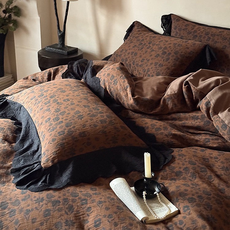 Luxurious floral bedding set made of cotton satin with lace hem