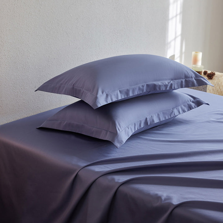 Premium pillowcase and fitted sheet set made of cotton percale with hotel edge