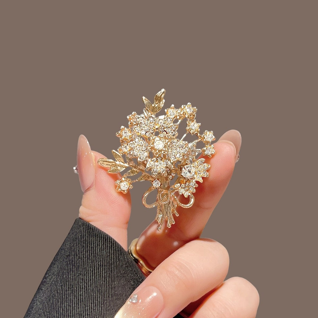 Elegant and Sparkling Brooch Stornfield