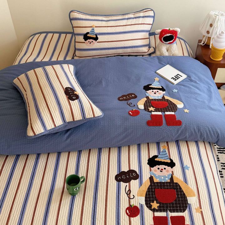 Children's Quilted Bedding Set with Appliqué Animal Motifs and Reversible Plaid Comforter