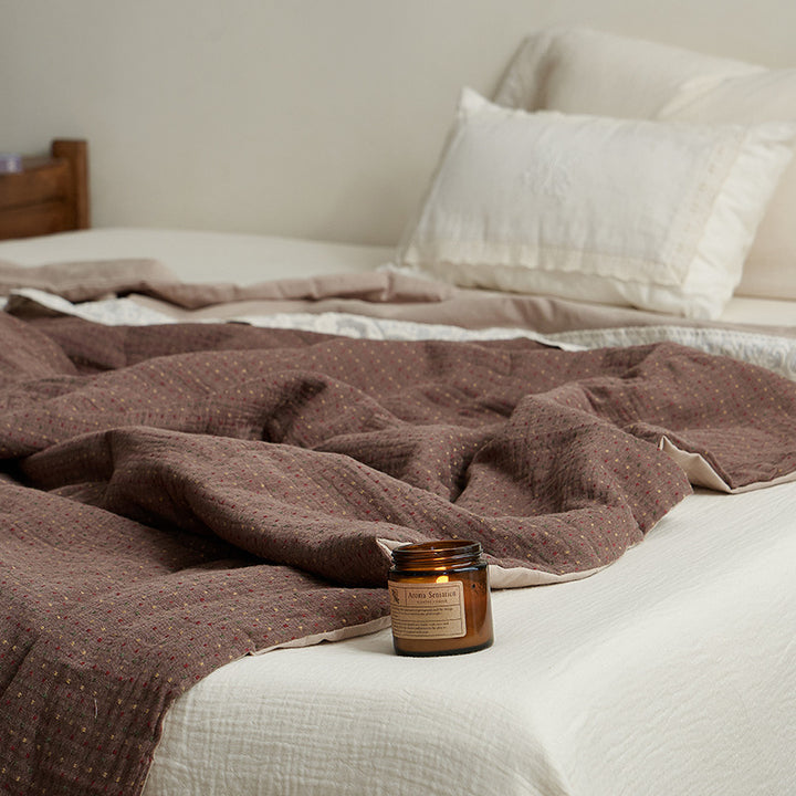 Light quilted cotton quilt with textured surface