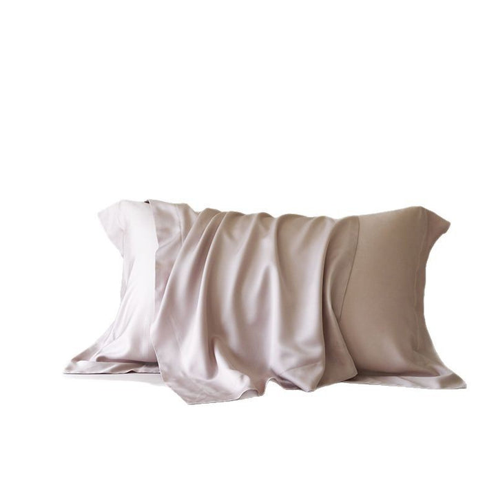 Satin pillowcase set made of combed cotton satin with a silky sheen and fine piping