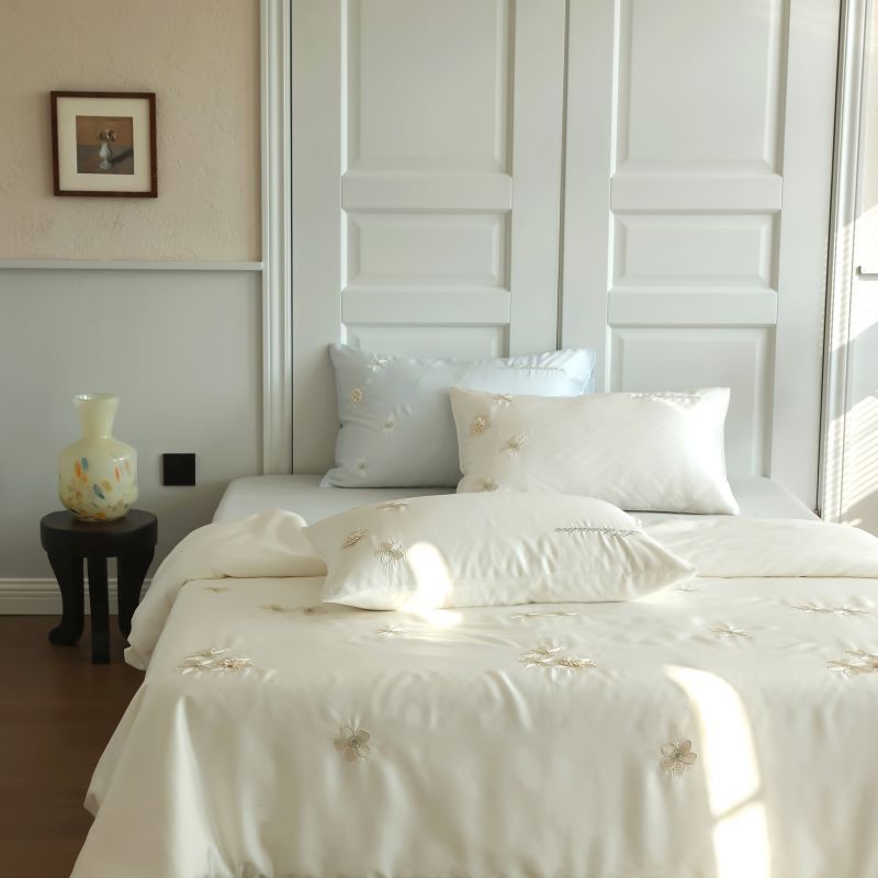 Luxurious embroidered cotton satin bedding set with floral embroidery and hotel closure