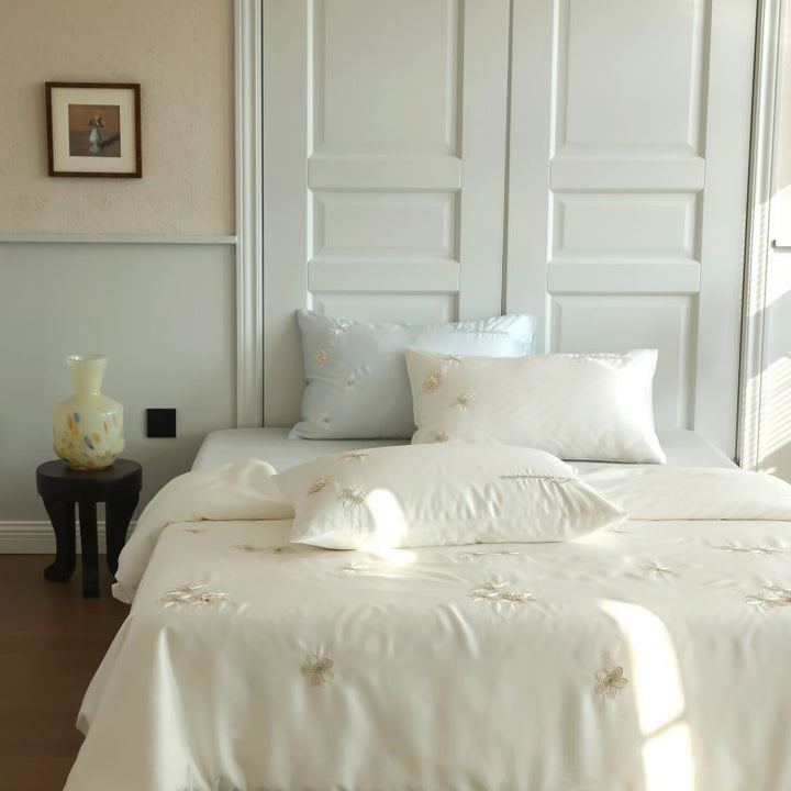Luxurious embroidered cotton satin bedding set with floral embroidery and hotel closure