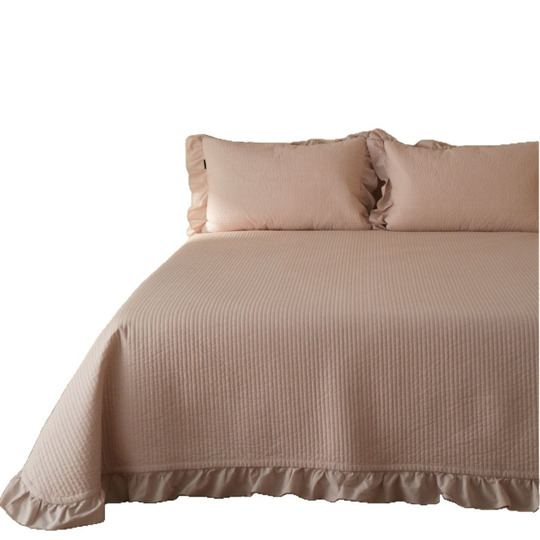 Bedding set made of stonewashed cotton with ruffled pillow and quilted bedspread