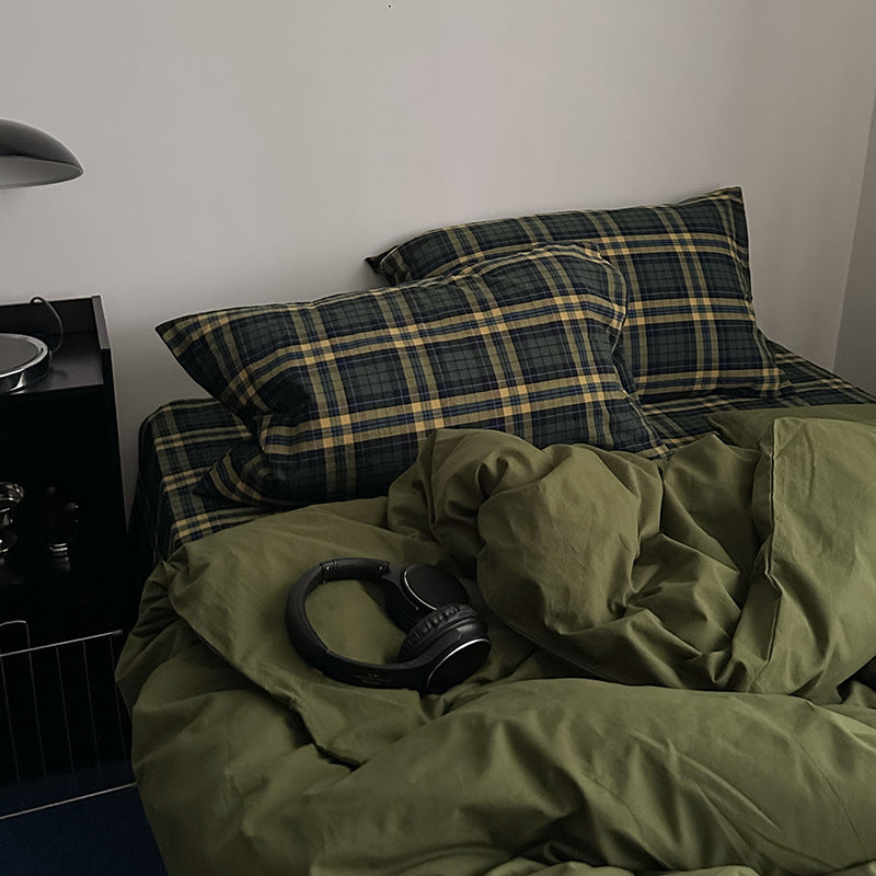 Checked bedding set made of linen-cotton mix with fitted sheet and pillowcases