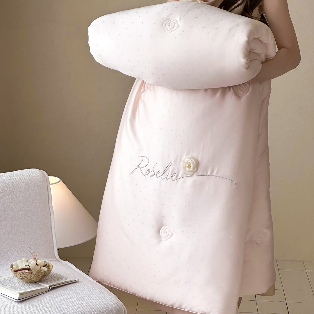 Quilted year-round duvet with rose appliqué and embroidered lettering