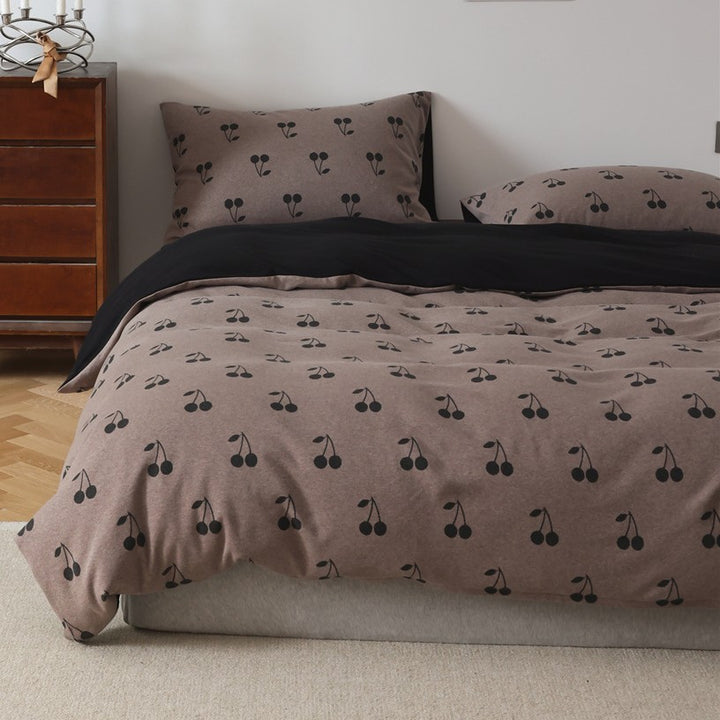 Bedding set made of cotton percale with delicate cherry motif and reversible easy care