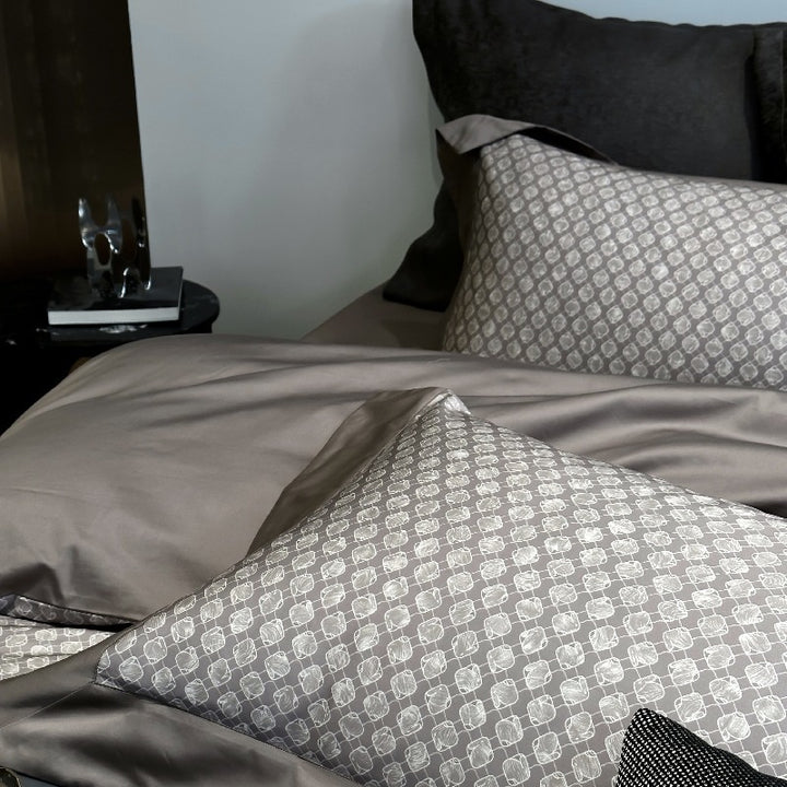 Elegant bed linen set made of cotton satin with discreet jacquard pattern and reversible function