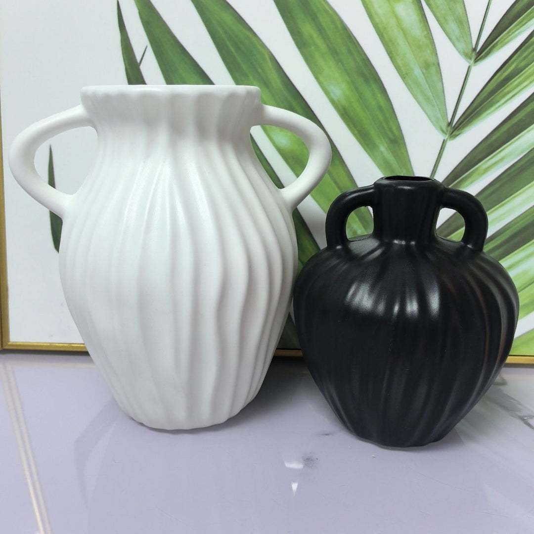 Elegant Ribbed Decorative Vase Stornfeild