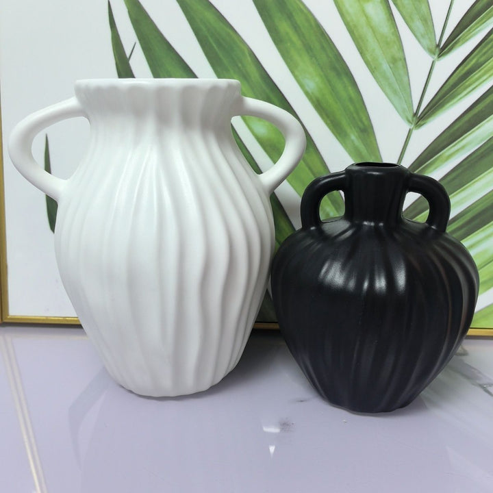 Elegant Ribbed Decorative Vase Stornfeild