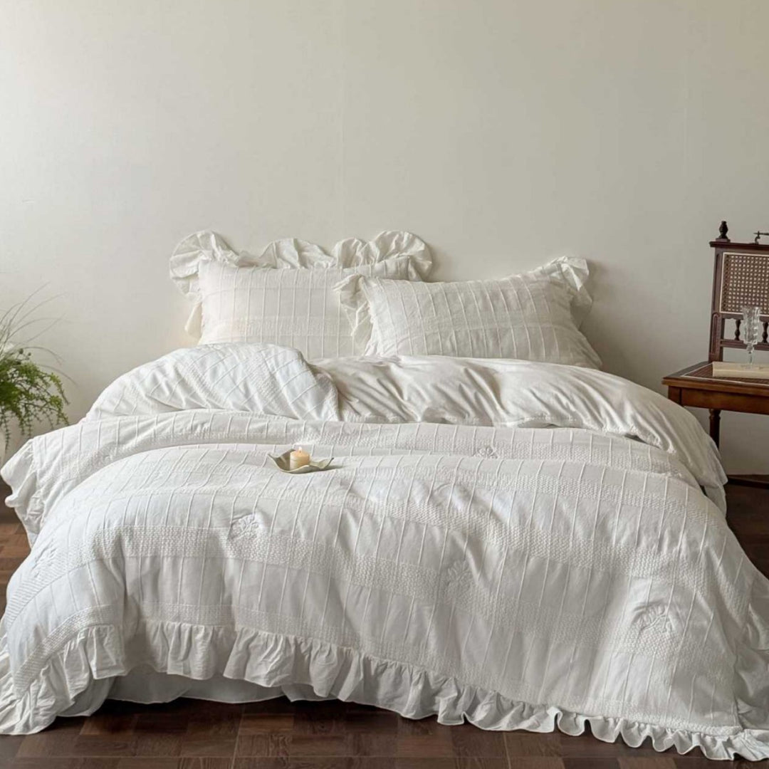 Bedding set made of cotton with flounce and matelassé texture
