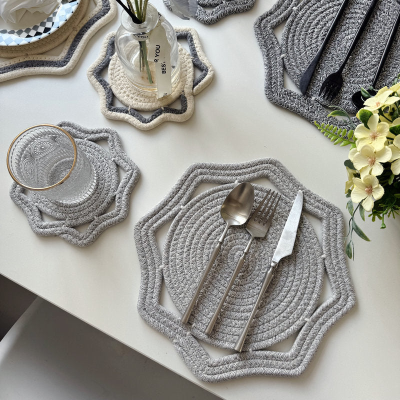 Braided cotton placemat with wavy edge and decorative contrast border