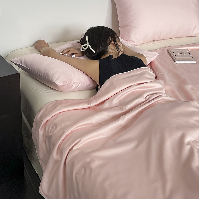 Silky cotton satin bedding set with piping and hotel closure