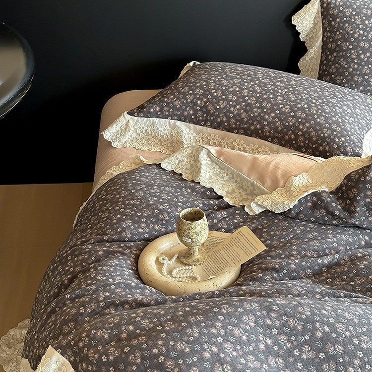 Bedding set in country house style with floral jacquard, lace ruffle and reversible function