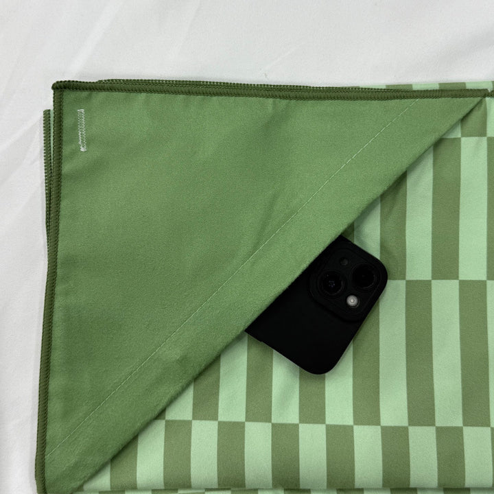 Beach towel with modern striped design Stornfield