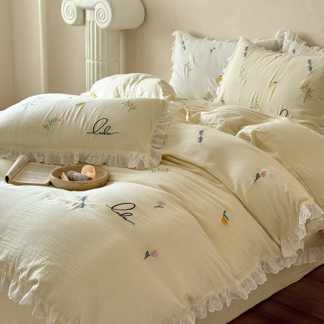 Bedding set made of washed linen-cotton blend with lace ruffle and delicate floral embroidery