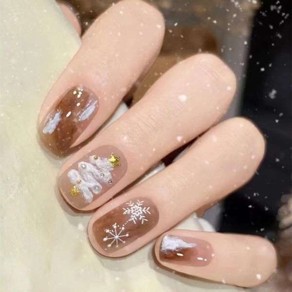 Festive Holiday-Themed Press-On Nail Art Stornfield