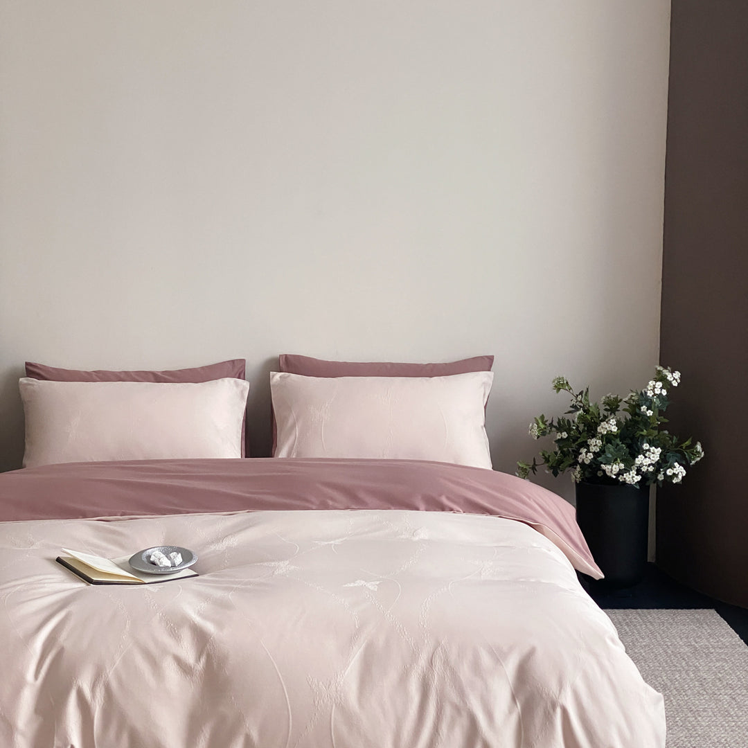 Reversible bed linen set made of cotton satin with fine jacquard structure