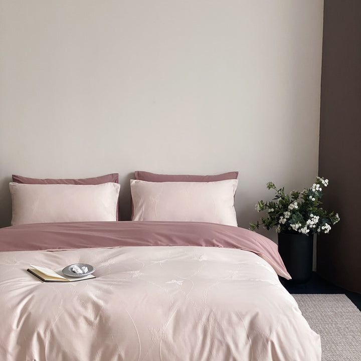 Reversible bed linen set made of cotton satin with fine jacquard structure