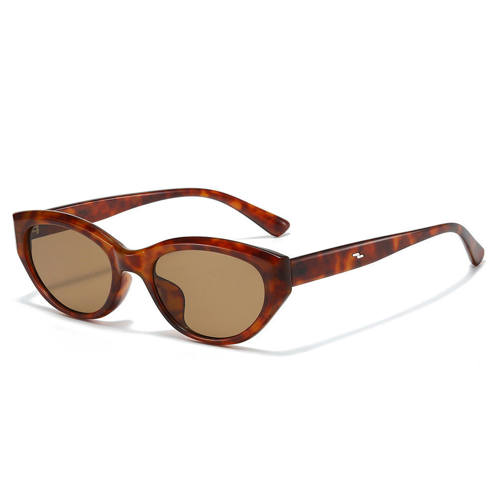 Chic Cat-Eye Sunglasses with Stylish Frame Details Stornfield