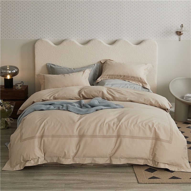 Elegant bed linen set made of cotton satin with fine piping and reversible function
